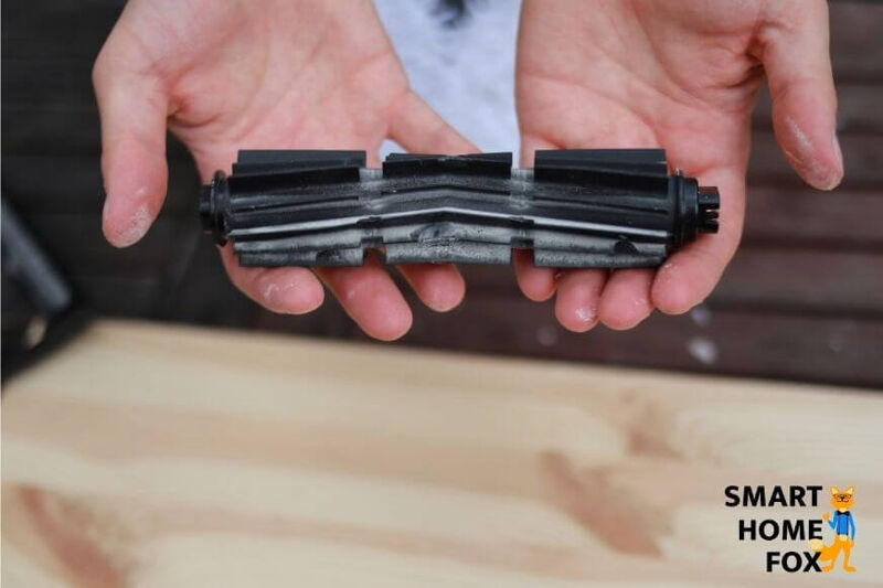 Die Gummibürste des Yeedi Mop wird in den Händen gehalten